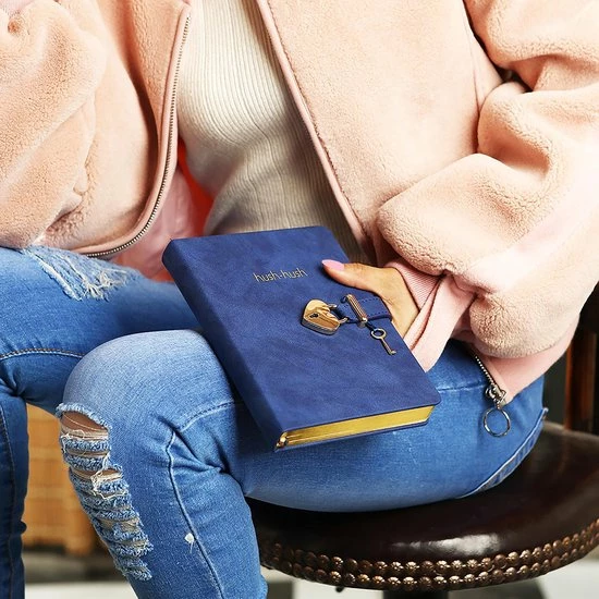 Goedkoop 😉 Victoria's Journals - Dagboek Met Slot En Sleutel - Hush-Hush My Secret Diary W/ Heart Lock - Premium Vegan Leer Dagboek - Hardcover - 320 Pagina's Premium Papier - 13 X 18 Cm (Blauw) 🎁 8 Goedkoop 😉 Victoria's Journals - Dagboek Met Slot En Sleutel - Hush-Hush My Secret Diary W/ Heart Lock - Premium Vegan Leer Dagboek - Hardcover - 320 Pagina's Premium Papier - 13 X 18 Cm (Blauw) 🎁 - Afbeelding 8