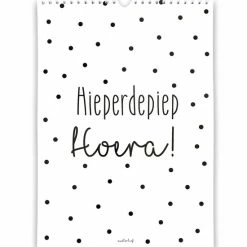 Korting 😍 Verjaardagskalender - Hieperdepiep Hoera - Zwart/Wit - A4 - Ringband - Zusterlief ✔️