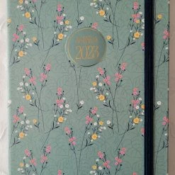 Aanbiedingen ✔️ LIBOZA - Agenda 2023 – A5 – Harde Kaft Groen Bloemetjes - 14,5 X 20,5 - Met ECOpen - Leeslint - Sluitelastiek - Past In Handtas - Jaaroverzichten - Ruimte Voor Telefoonnrs+notities - Drietalig - Sinterklaas - Kerstmis – Cadeau 😀